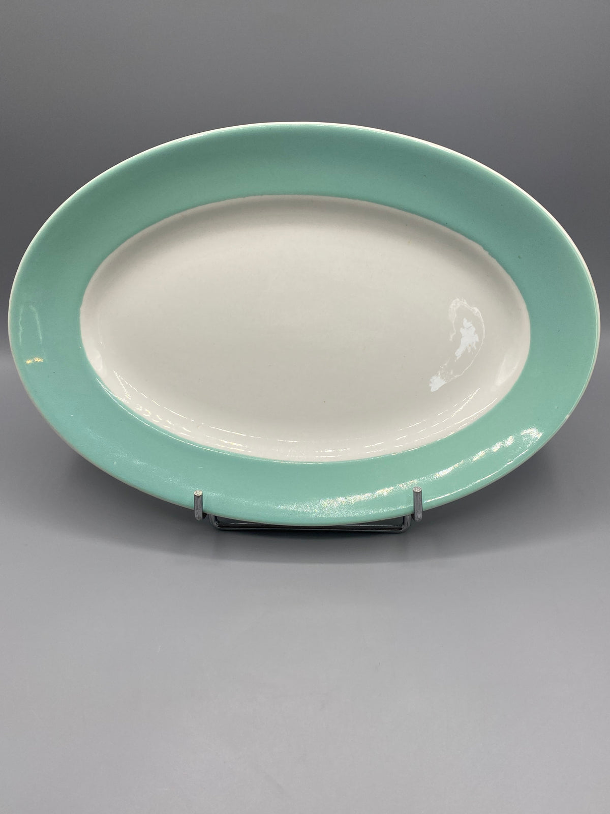 Grand plat ovale ancien en faïence blanche à large marli vert d’eau