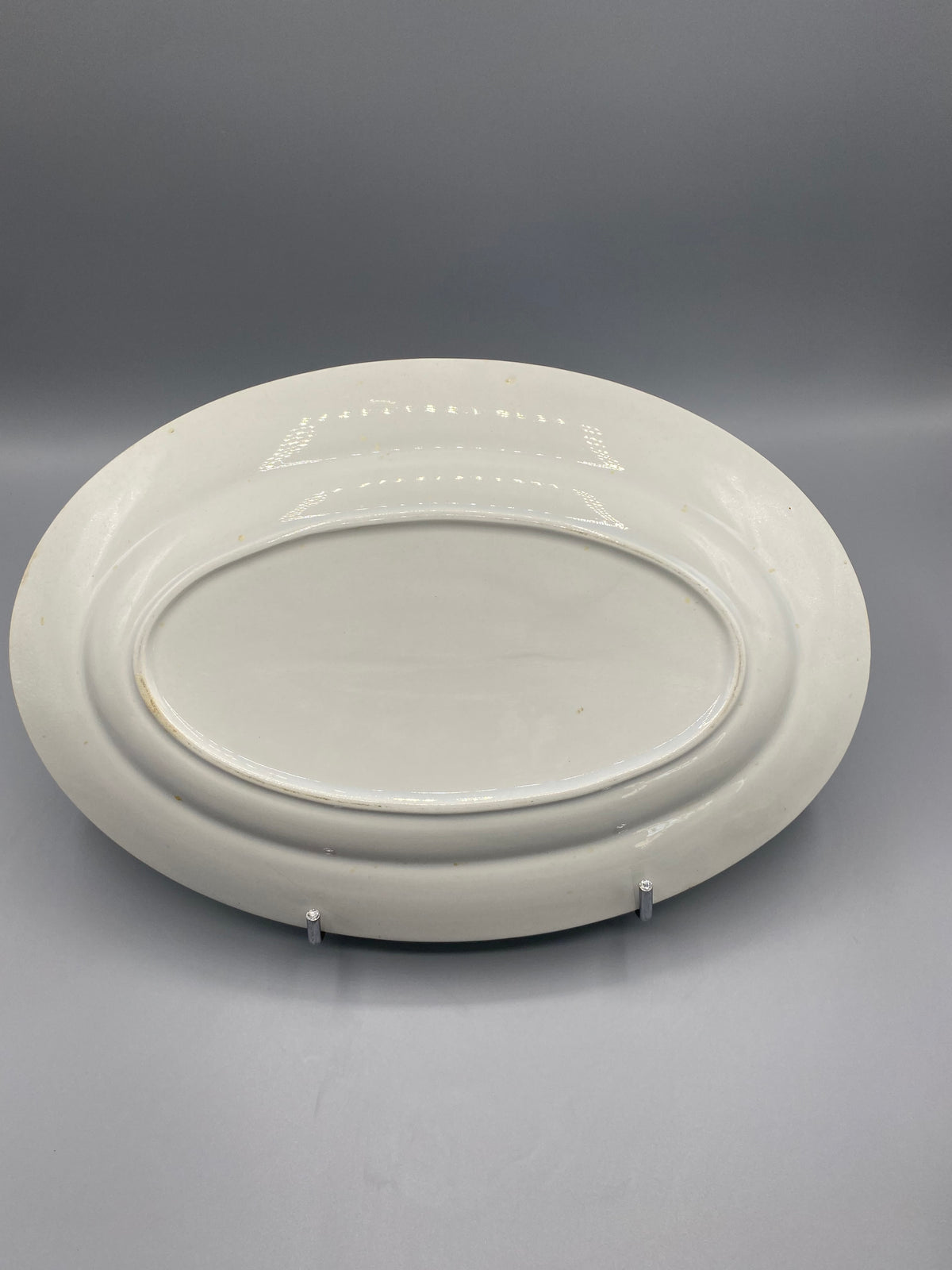Grand plat ovale en faïence mesurant environ 32 cm de longueur