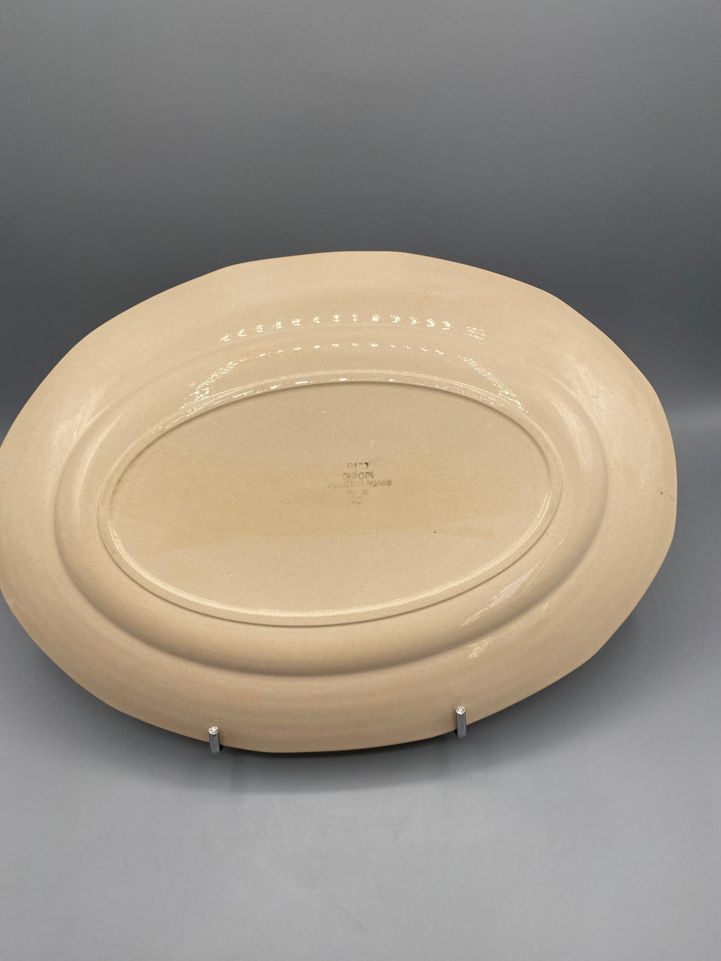 Mesure de la largeur du grand plat ovale Digoin en faïence