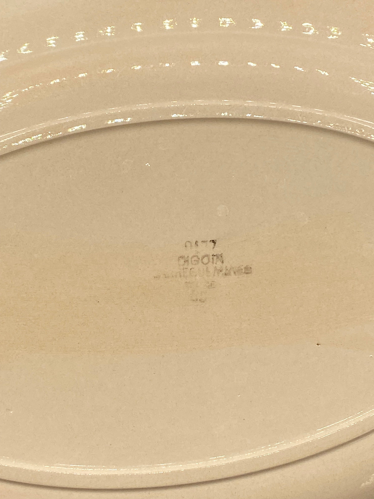 Vue complète du revers du grand plat ovale ancien signé Digoin