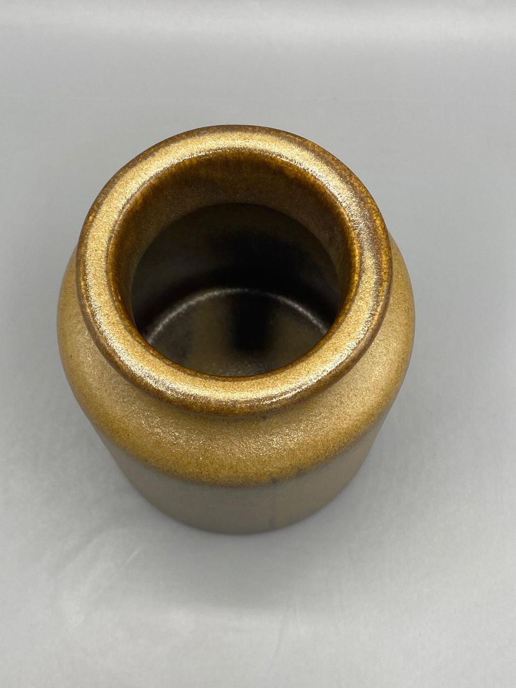 Pot en grès émaillé beige doré, vue de face, forme galbée