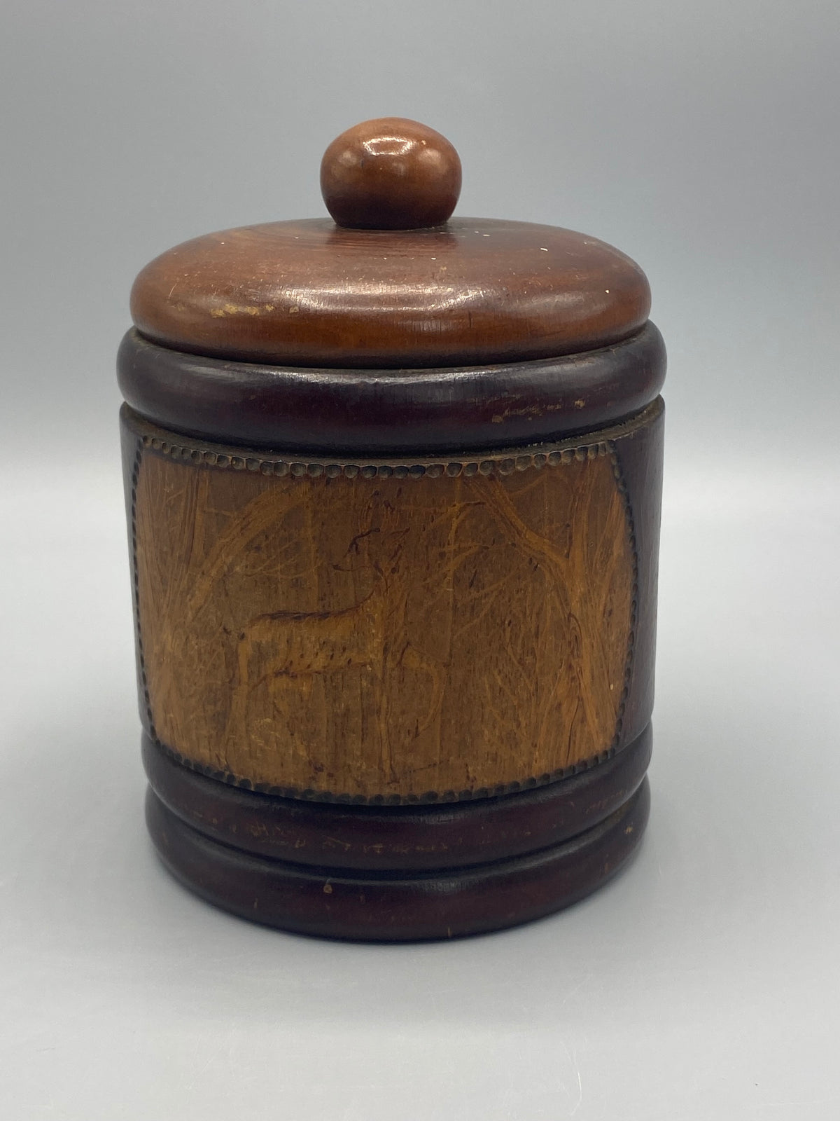 Pot ancien en bois tourné avec couvercle et bouton sphérique, vue de face