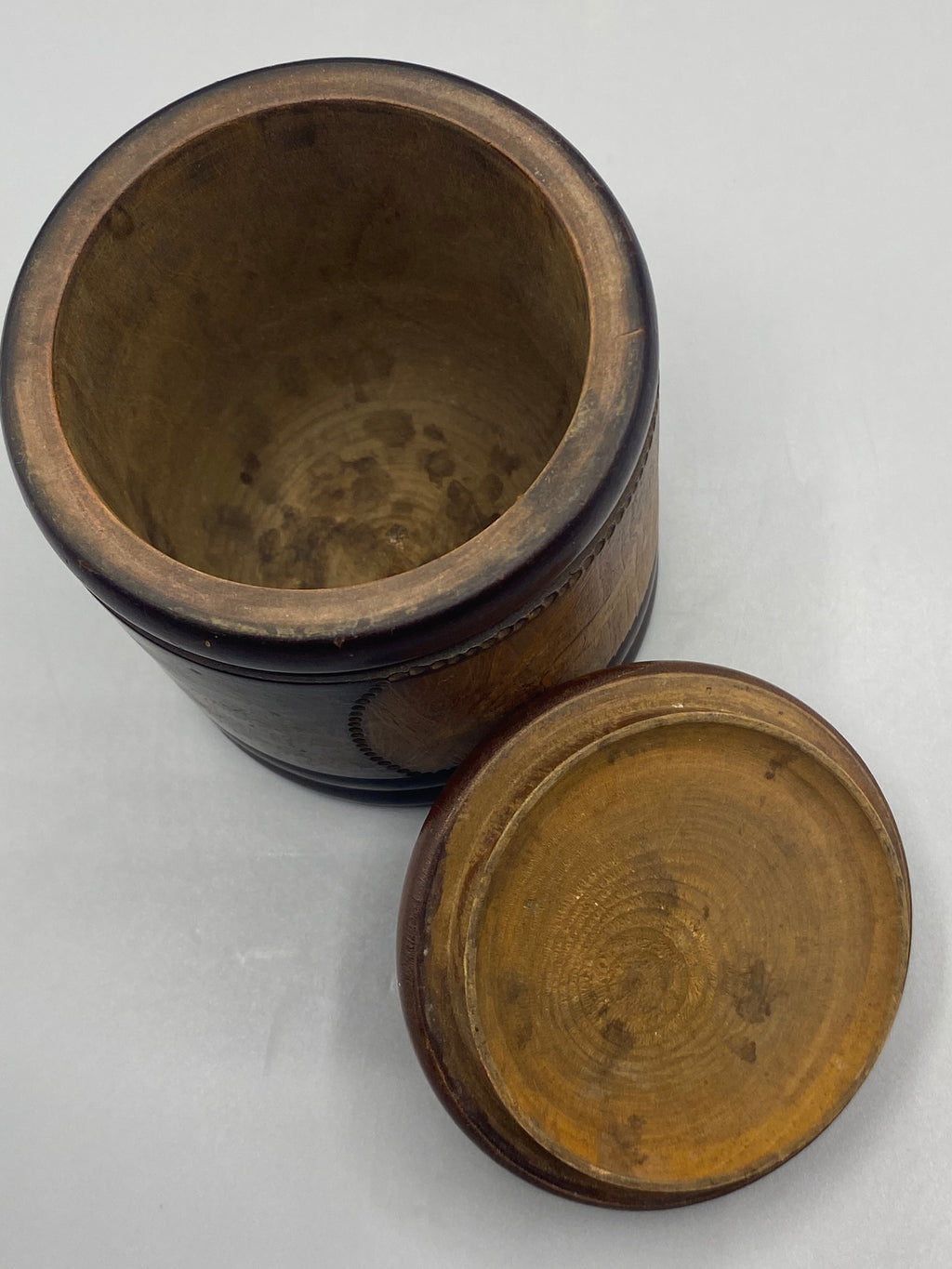 Fond du pot en bois tourné et intérieur du couvercle