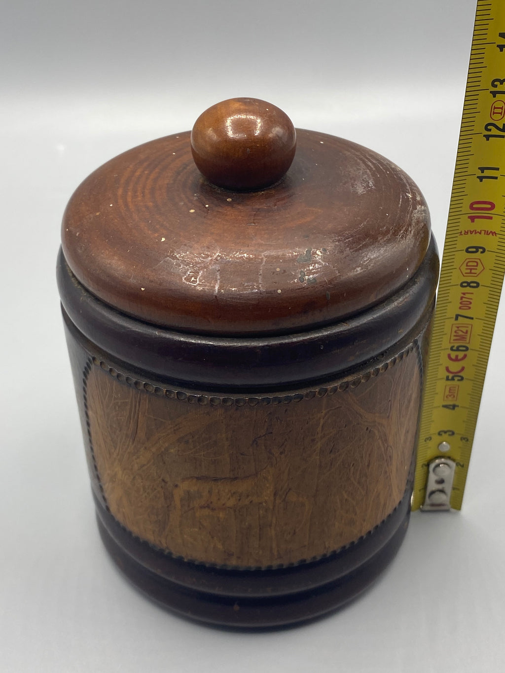 Pot ancien en bois tourné et décor gravé, vue de dessus du couvercle