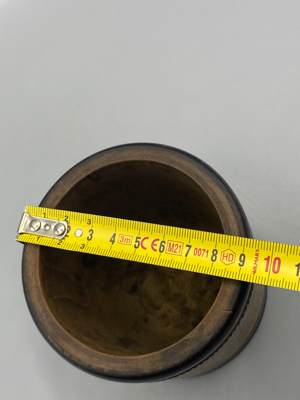Pot ancien en bois tourné, vue de face, décor gravé sur le bandeau central