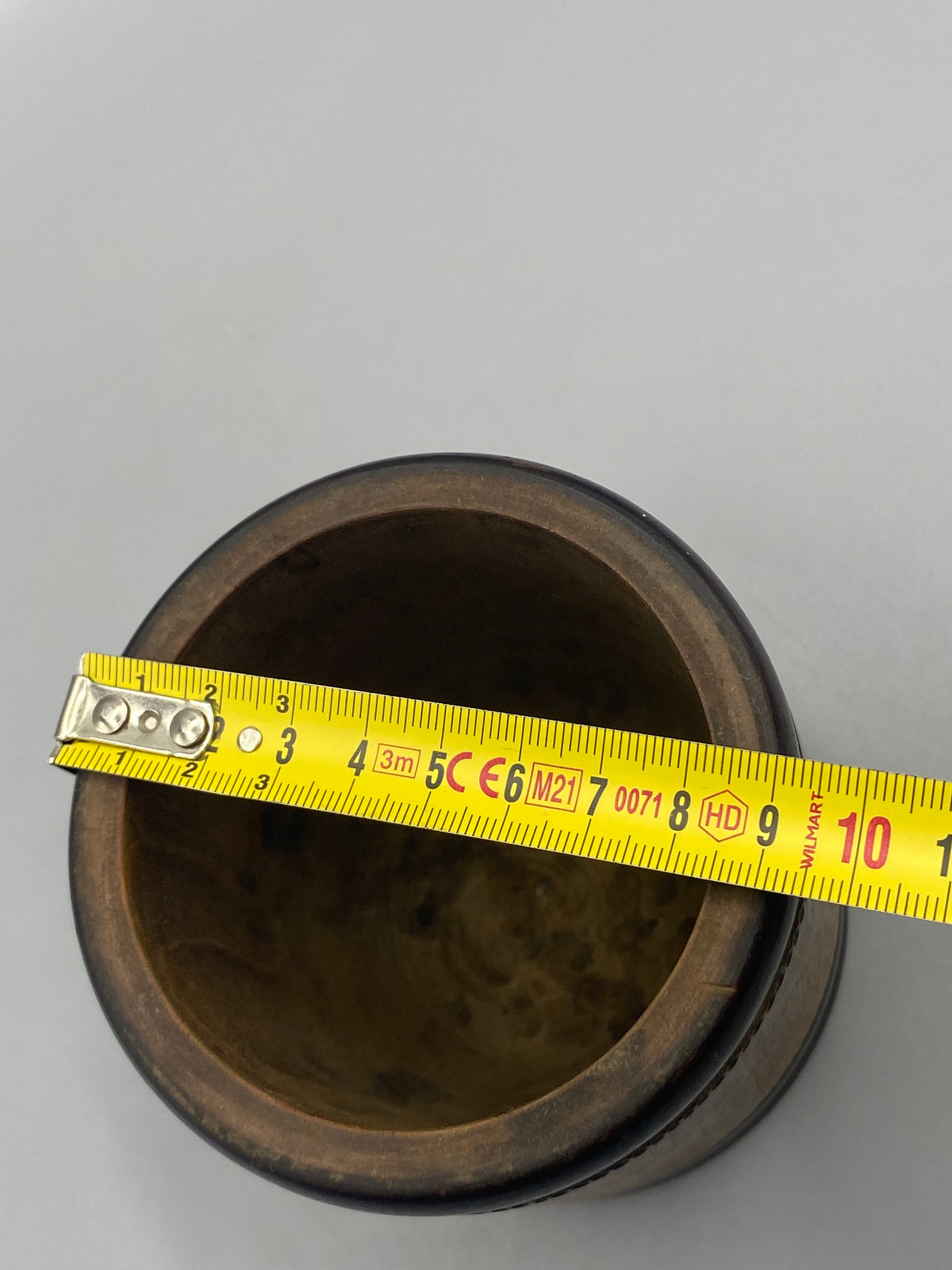 Pot ancien en bois tourné, vue de face, décor gravé sur le bandeau central