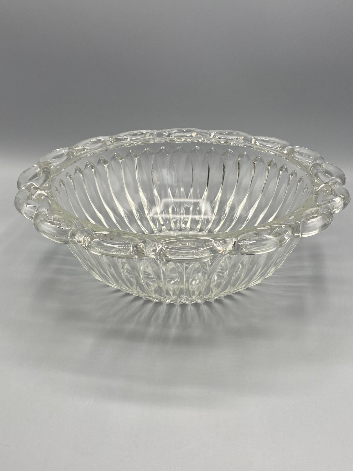 Coupe ancienne en verre pressé Art déco, hauteur mesurée au mètre ruban