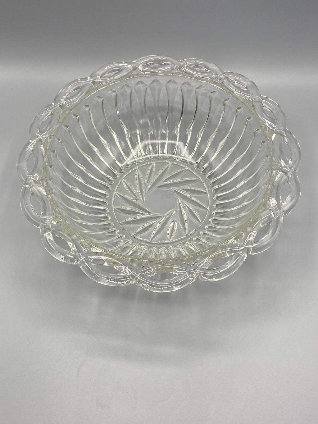 Détail du fond de la coupe en verre pressé, motif d'étoile en éventail