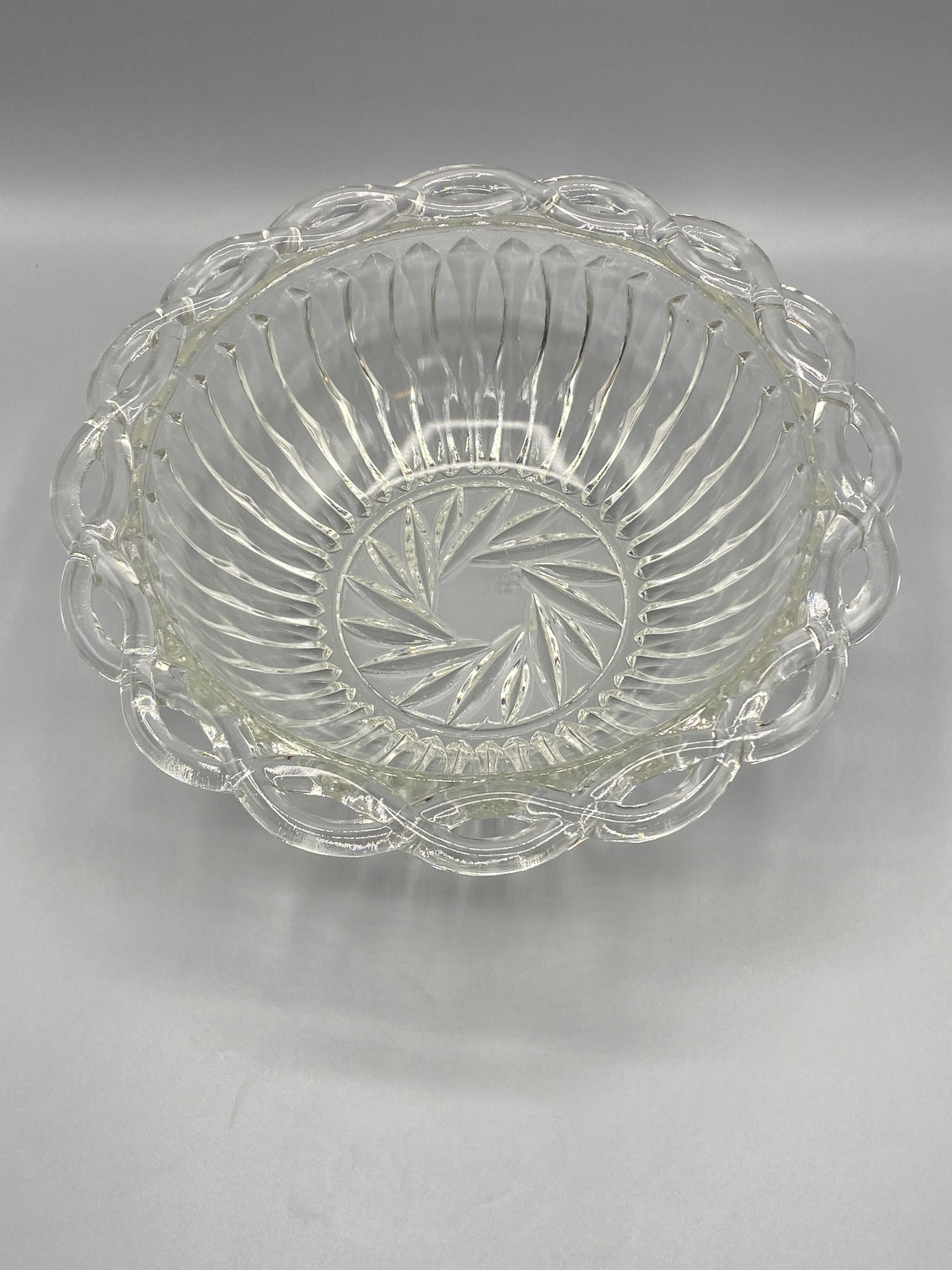 Détail du fond de la coupe en verre pressé, motif d'étoile en éventail