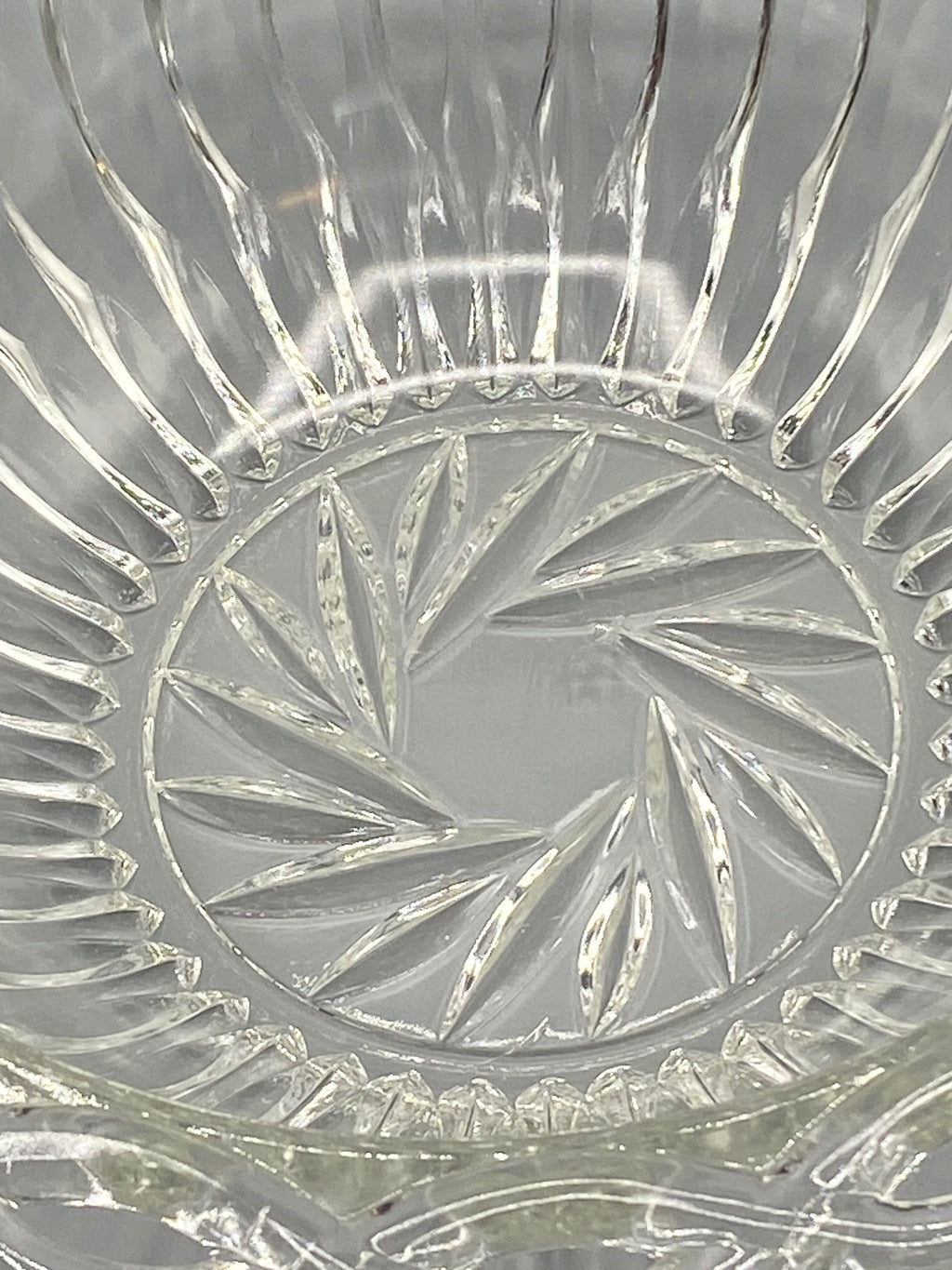Bord festonné à anneaux entrelacés de la coupe en verre pressé