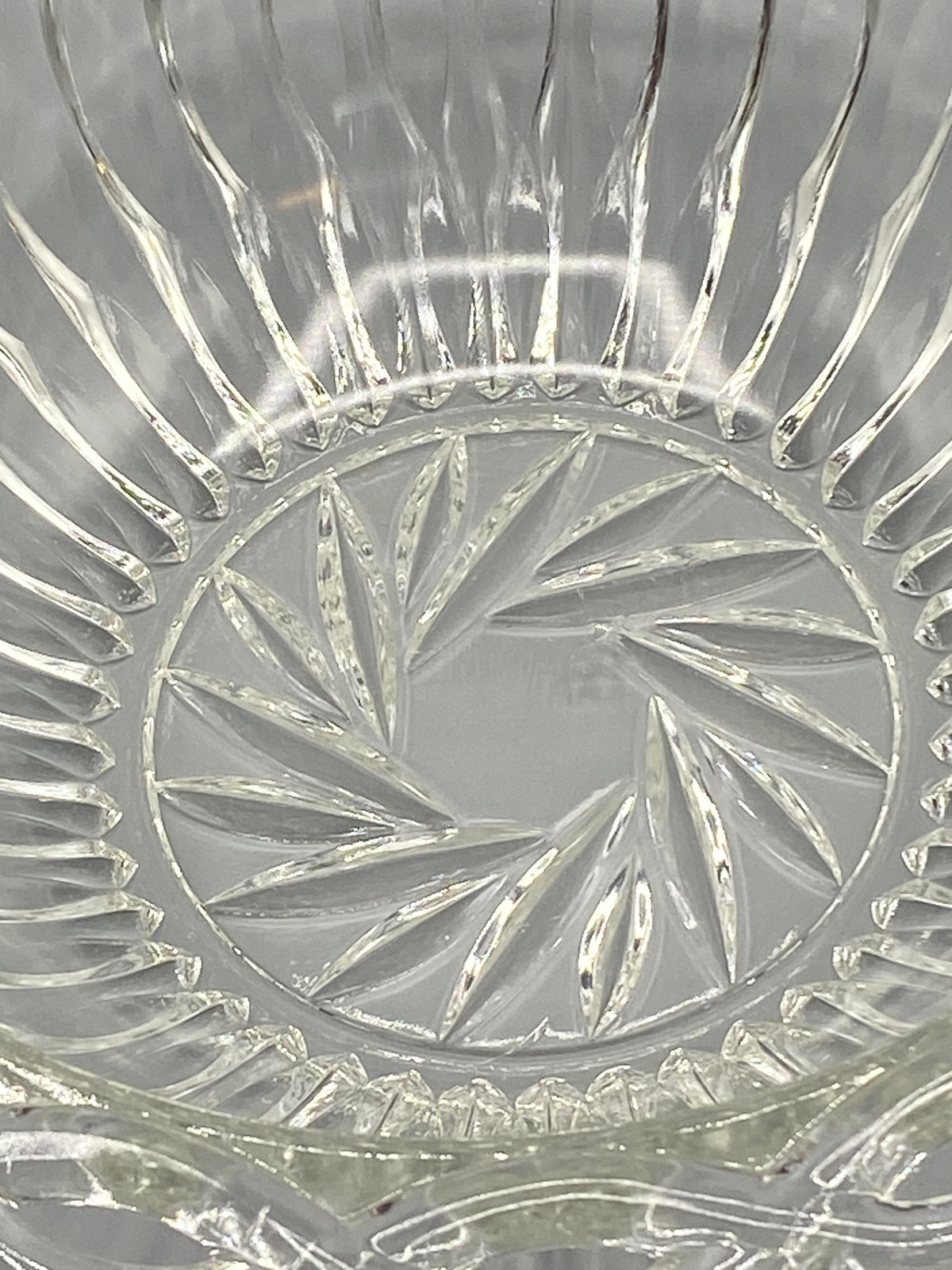 Bord festonné à anneaux entrelacés de la coupe en verre pressé
