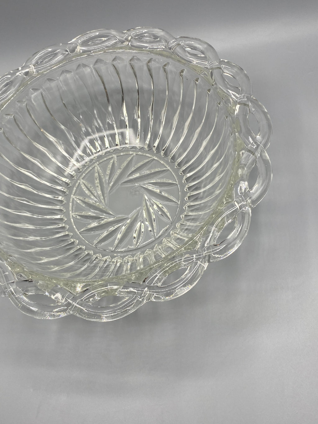 Coupe ancienne en verre pressé Art déco, vue de profil