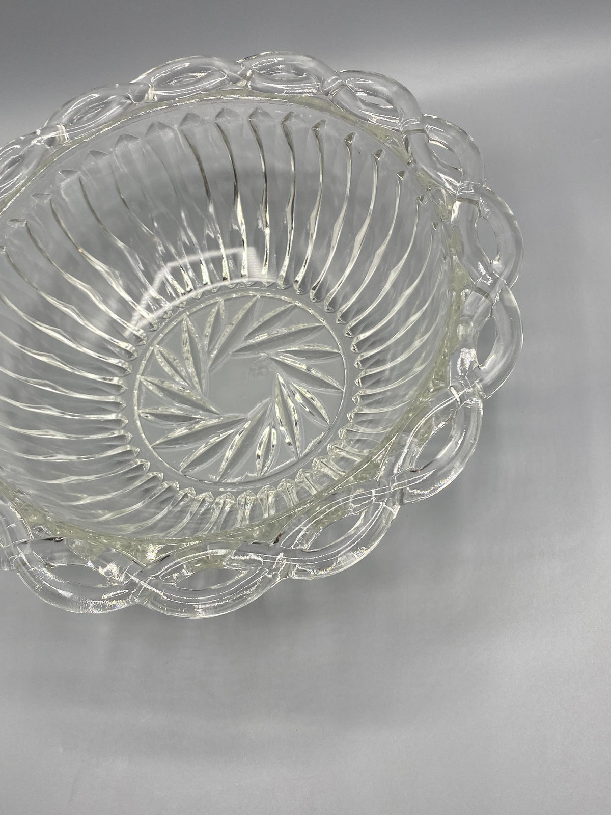 Coupe ancienne en verre pressé Art déco, vue de profil