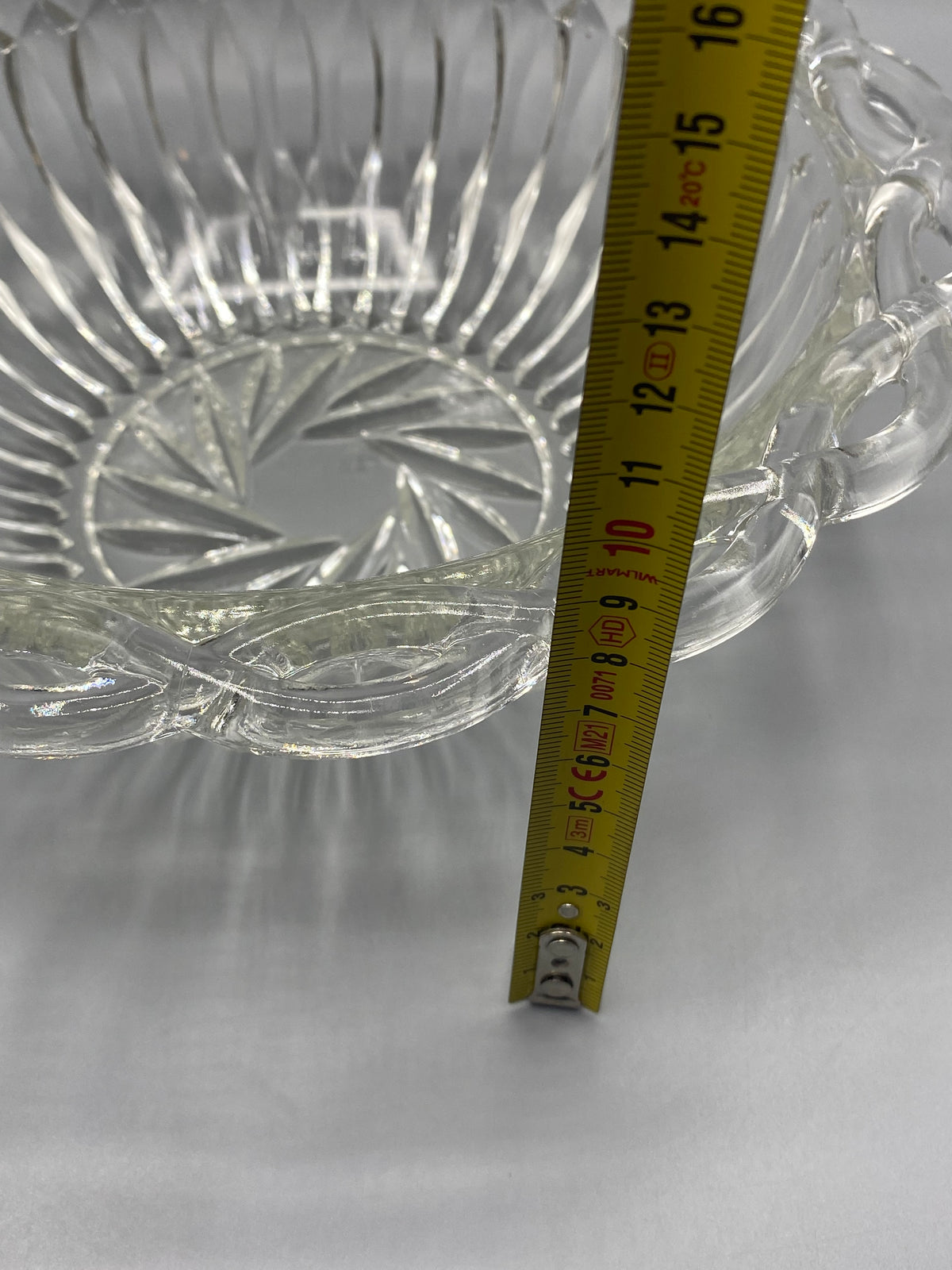 Coupe ancienne en verre pressé Art déco, diamètre mesuré au mètre ruban