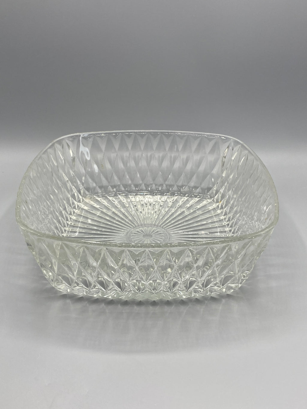 Saladier en verre pressé seventies, vue du fond avec motif rayonnant