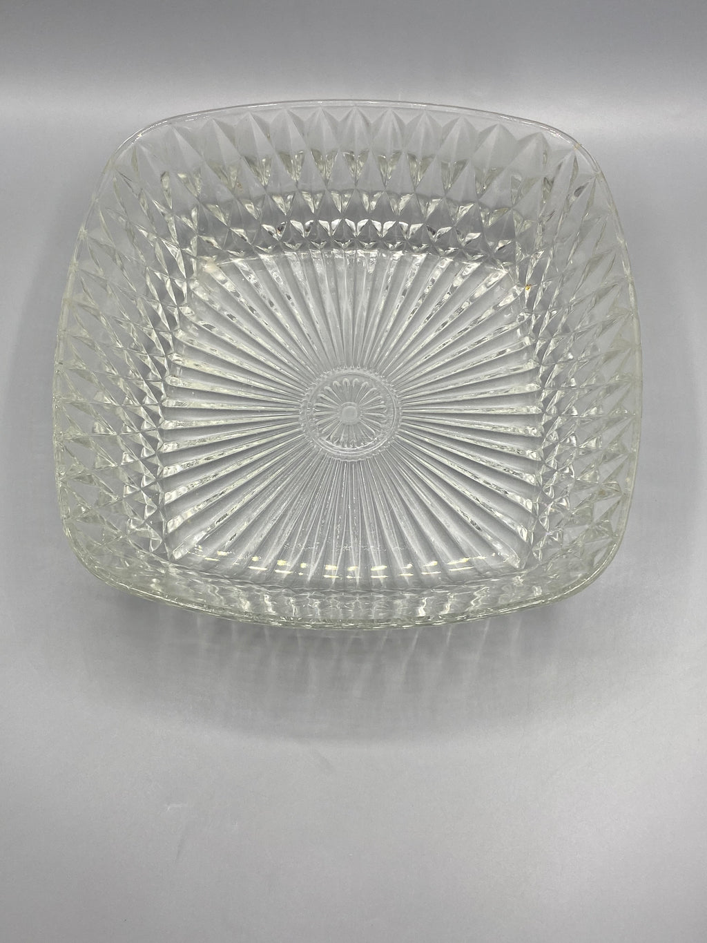 Saladier en verre pressé seventies, diamètre mesuré au mètre ruban