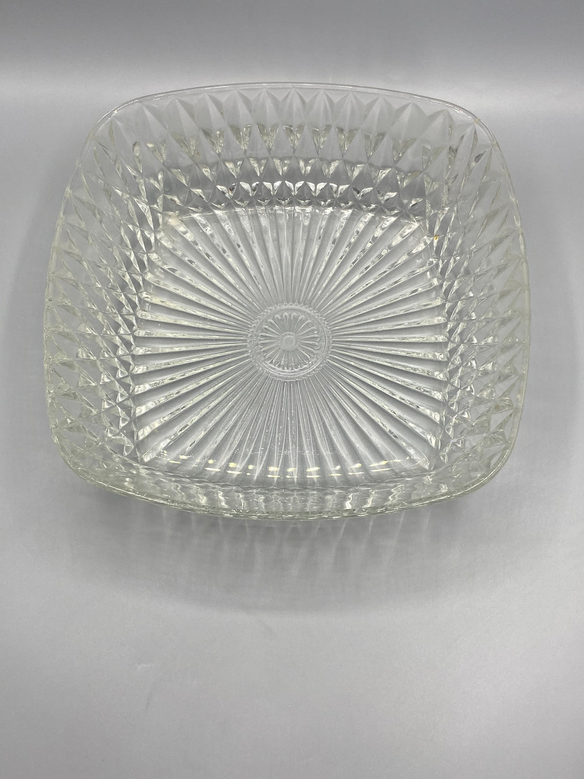 Saladier en verre pressé seventies, diamètre mesuré au mètre ruban