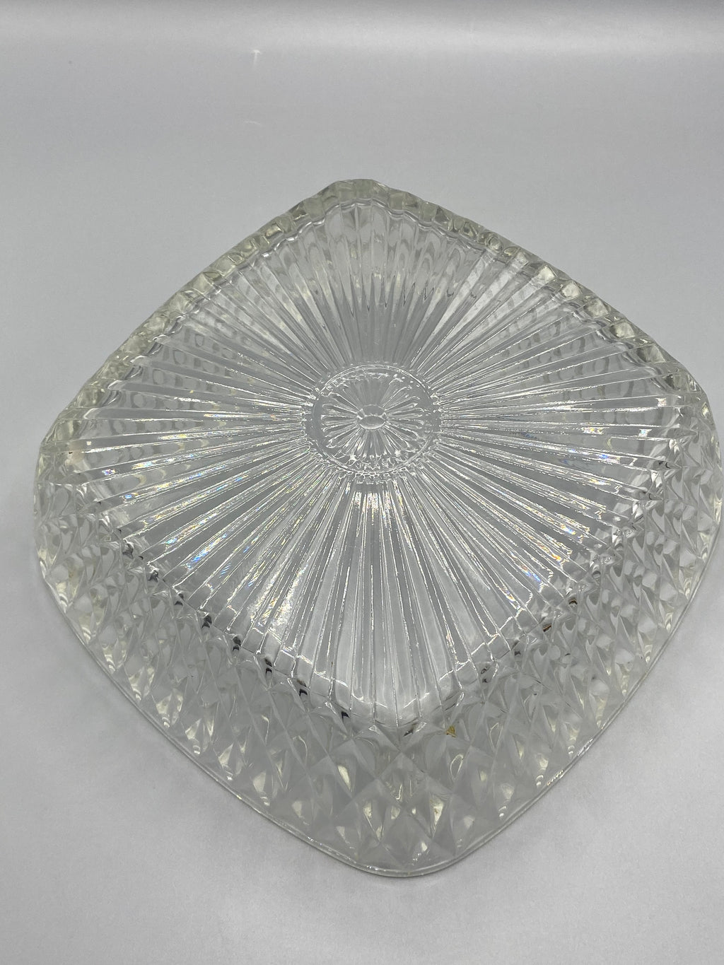 Saladier en verre pressé seventies, hauteur mesurée au mètre ruban