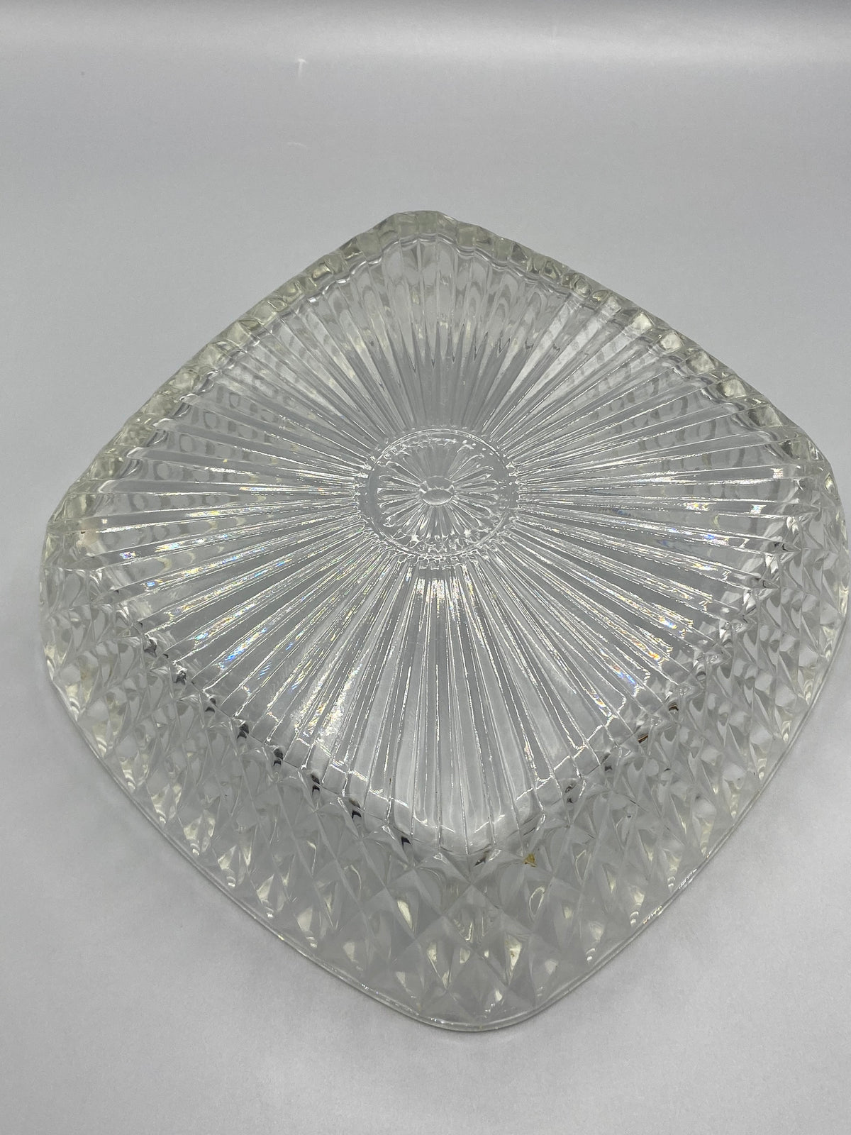 Saladier en verre pressé seventies, hauteur mesurée au mètre ruban