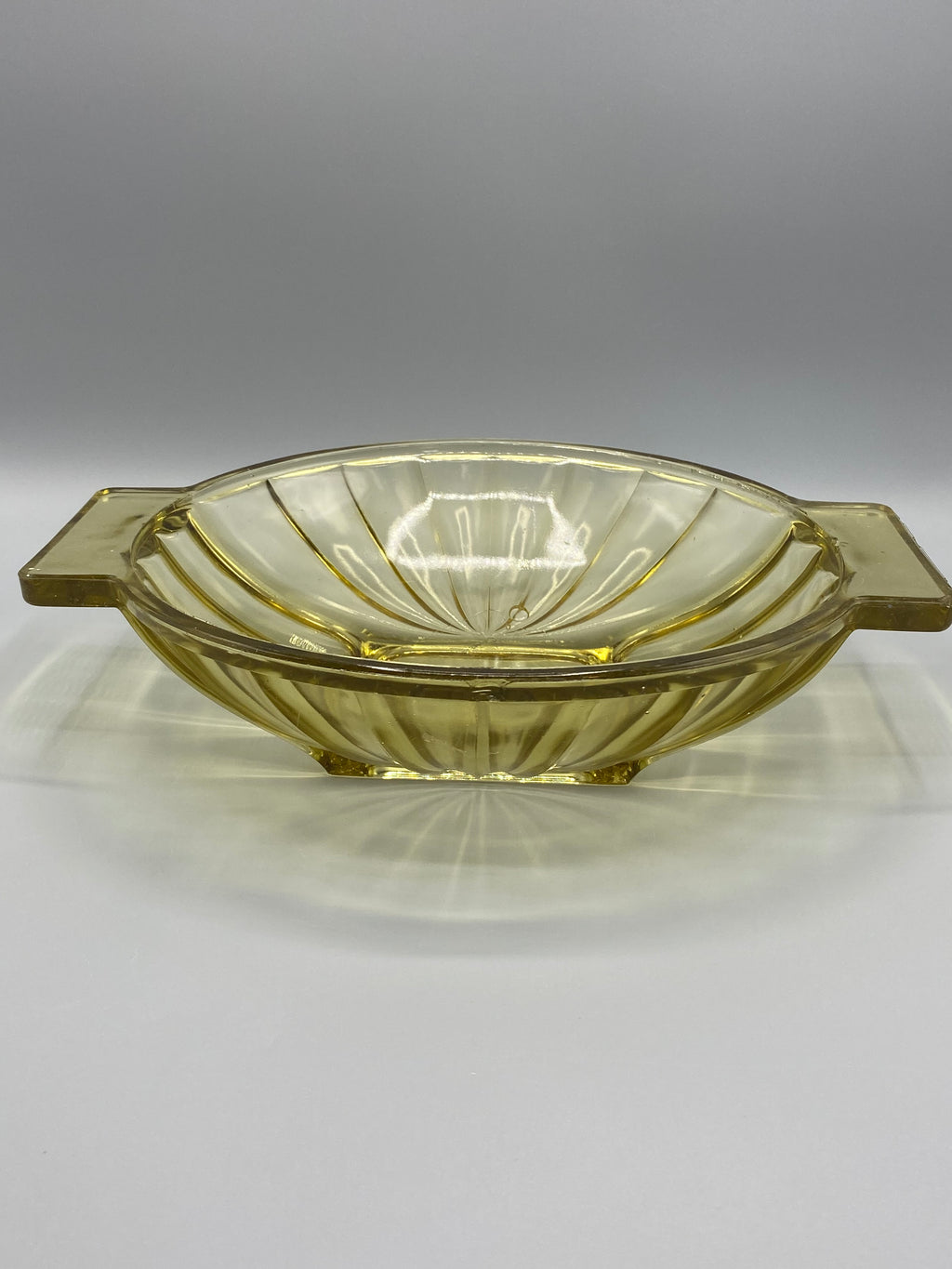 Fond du plat en verre ambré, motif rayonnant pressé