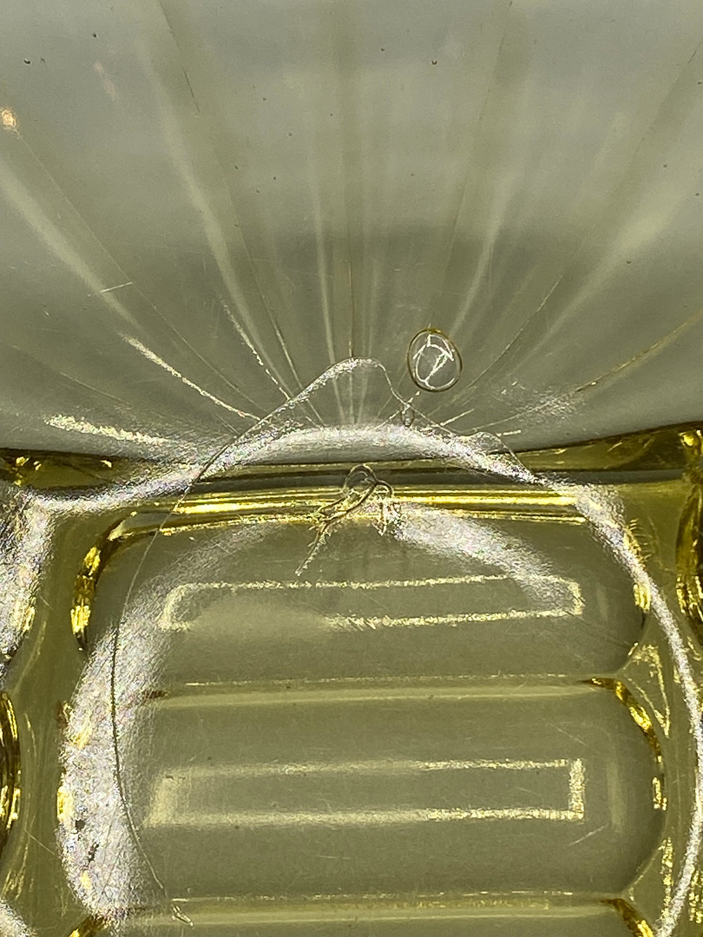 Plat de service en verre ambré, vue de face avec anses