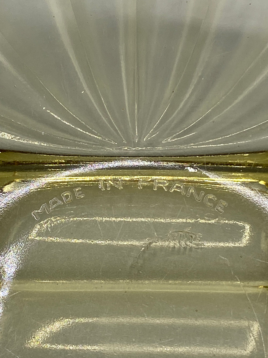 Hauteur du plat en verre ambré mesurée au mètre ruban