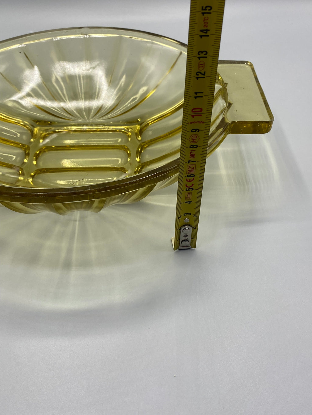 Détail de la fêlure ancienne au fond du plat en verre ambré