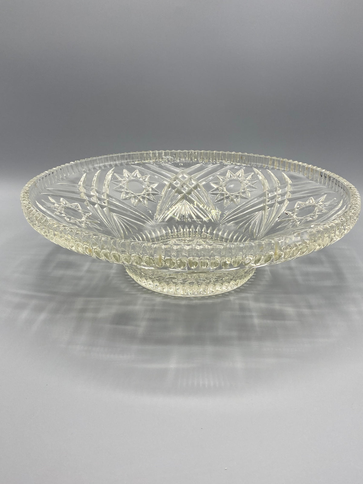 Hauteur de la coupe en verre pressé mesurée au mètre ruban