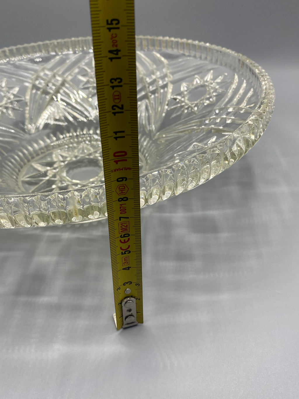 Diamètre de la coupe en verre pressé mesuré au mètre ruban