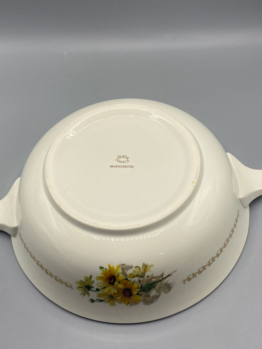 Dessous du saladier avec cachet Gien France Marguerites