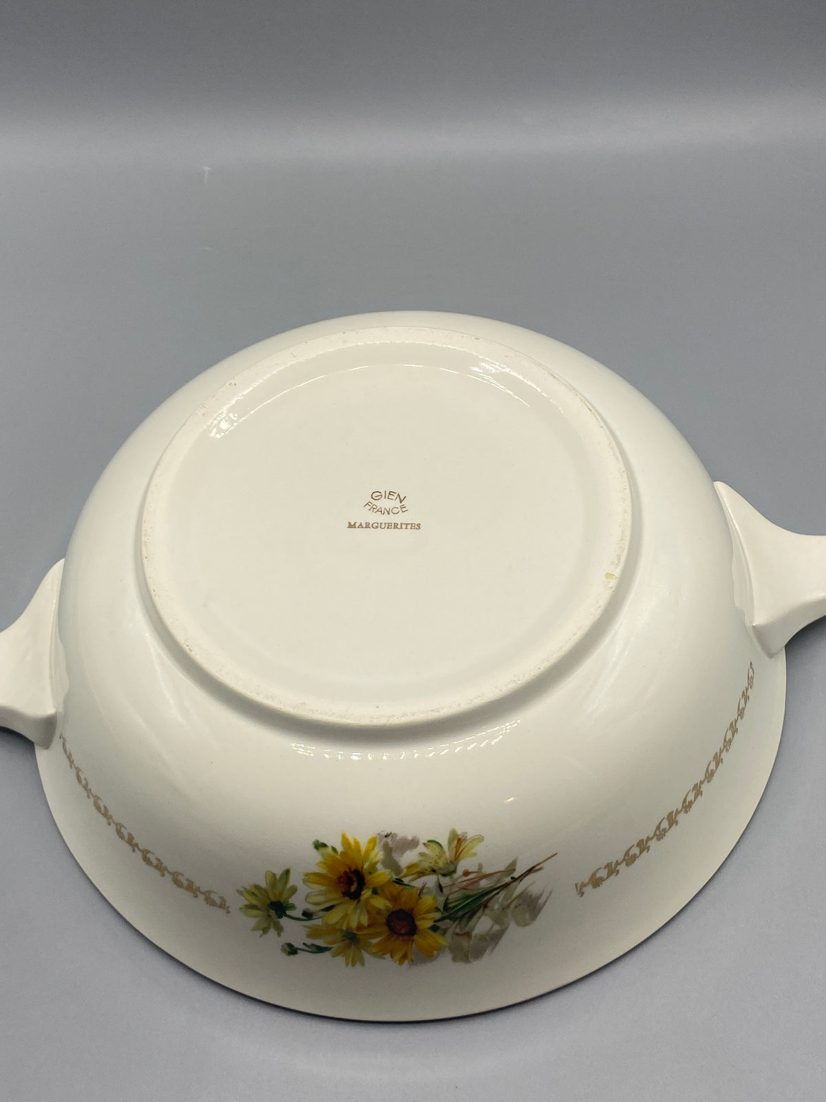 Dessous du saladier avec cachet Gien France Marguerites