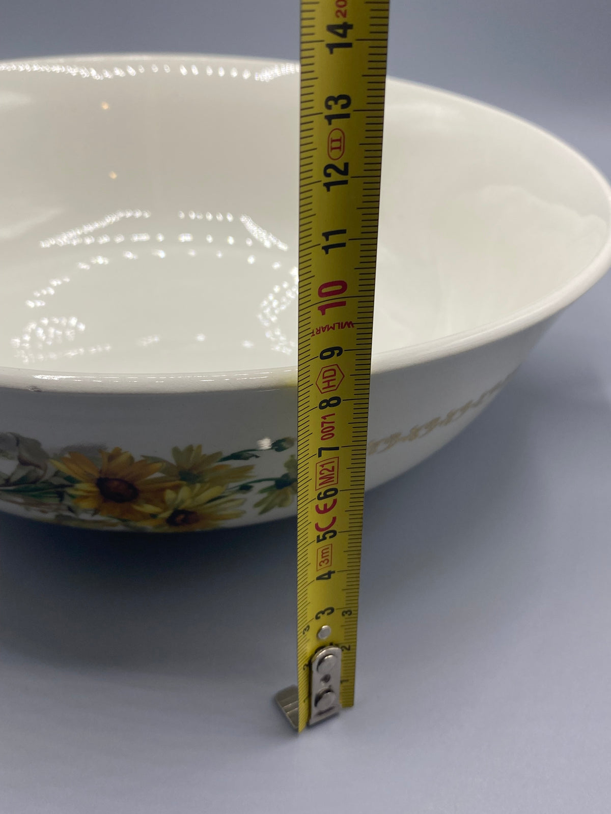 Saladier Gien Marguerites, vue générale de trois quarts