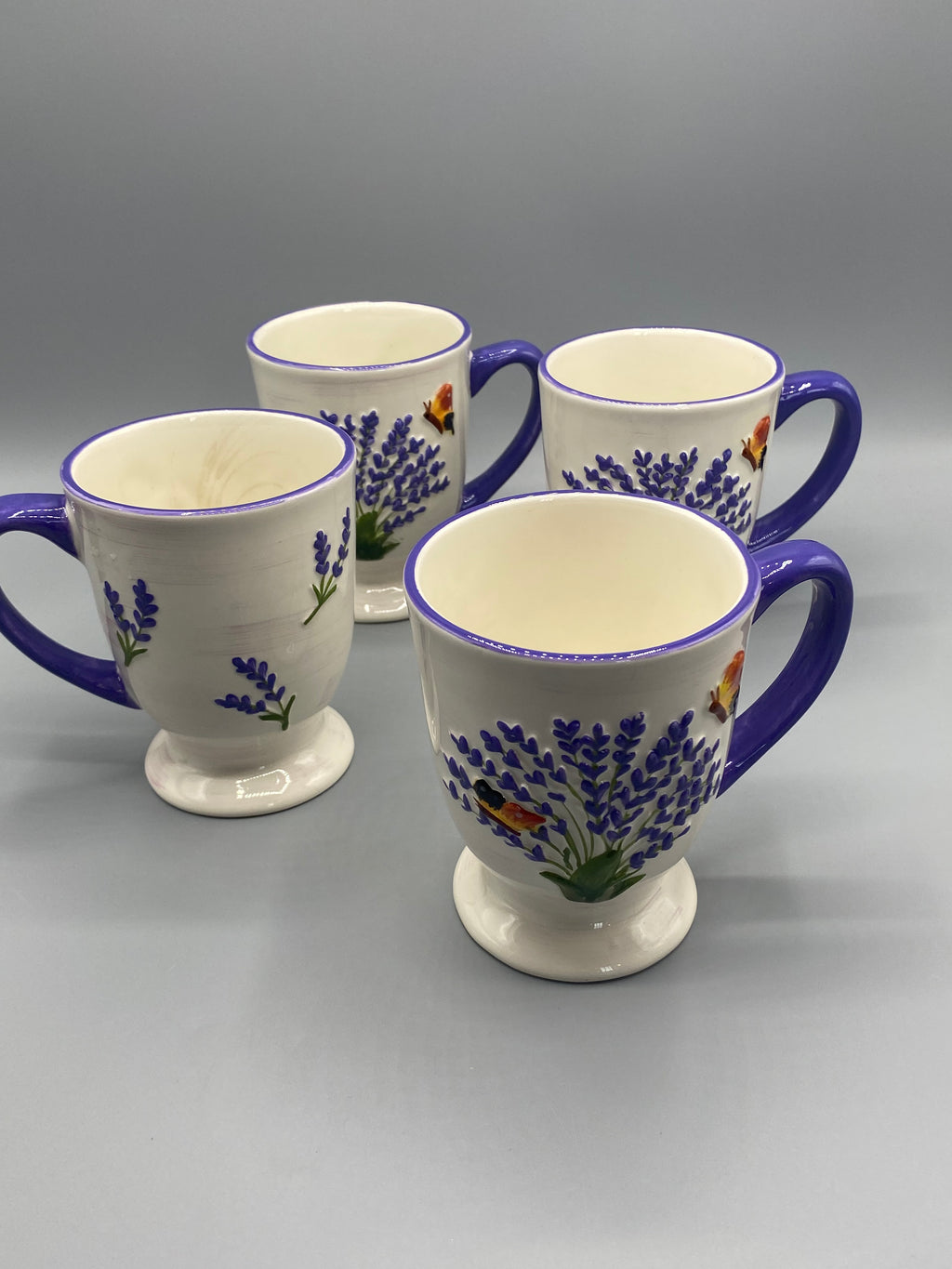 Ensemble de 4 tasses céramique à décor de lavande et papillons, vue de dessus