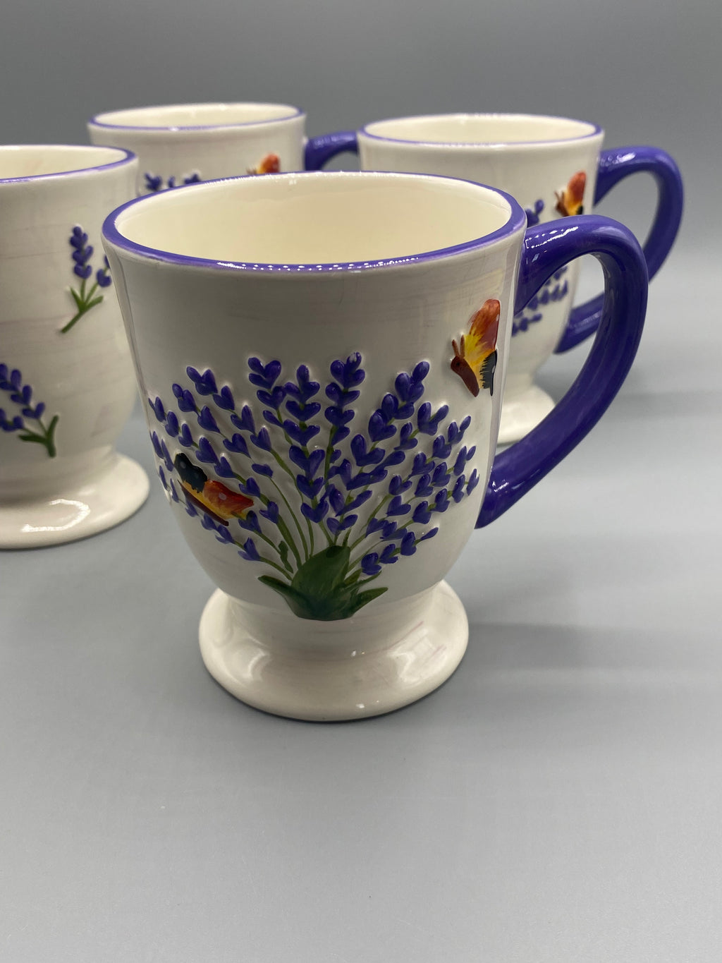 Hauteur des tasses céramique lavande mesurée au mètre ruban