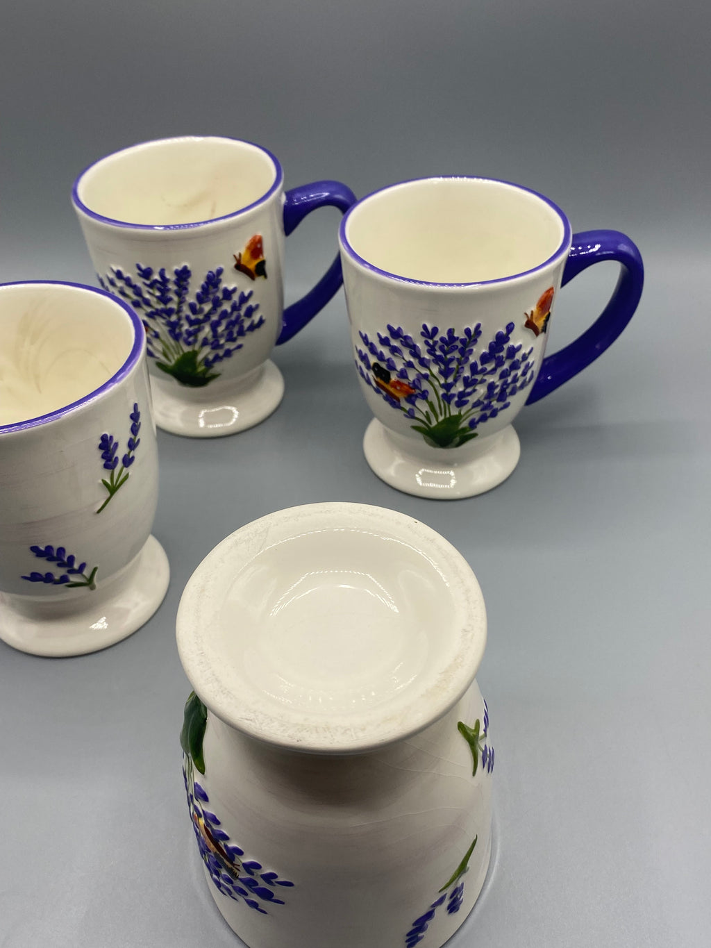 Tasse céramique à décor de lavande et papillons, gros plan