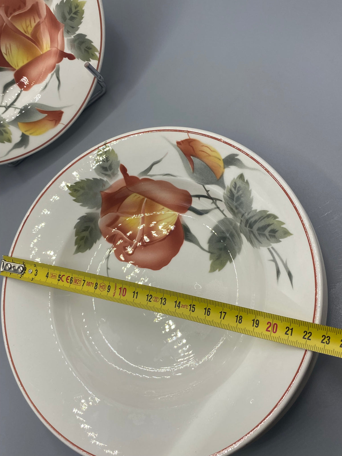 Assiettes creuses Maréchale Niel, vue de face du décor de roses