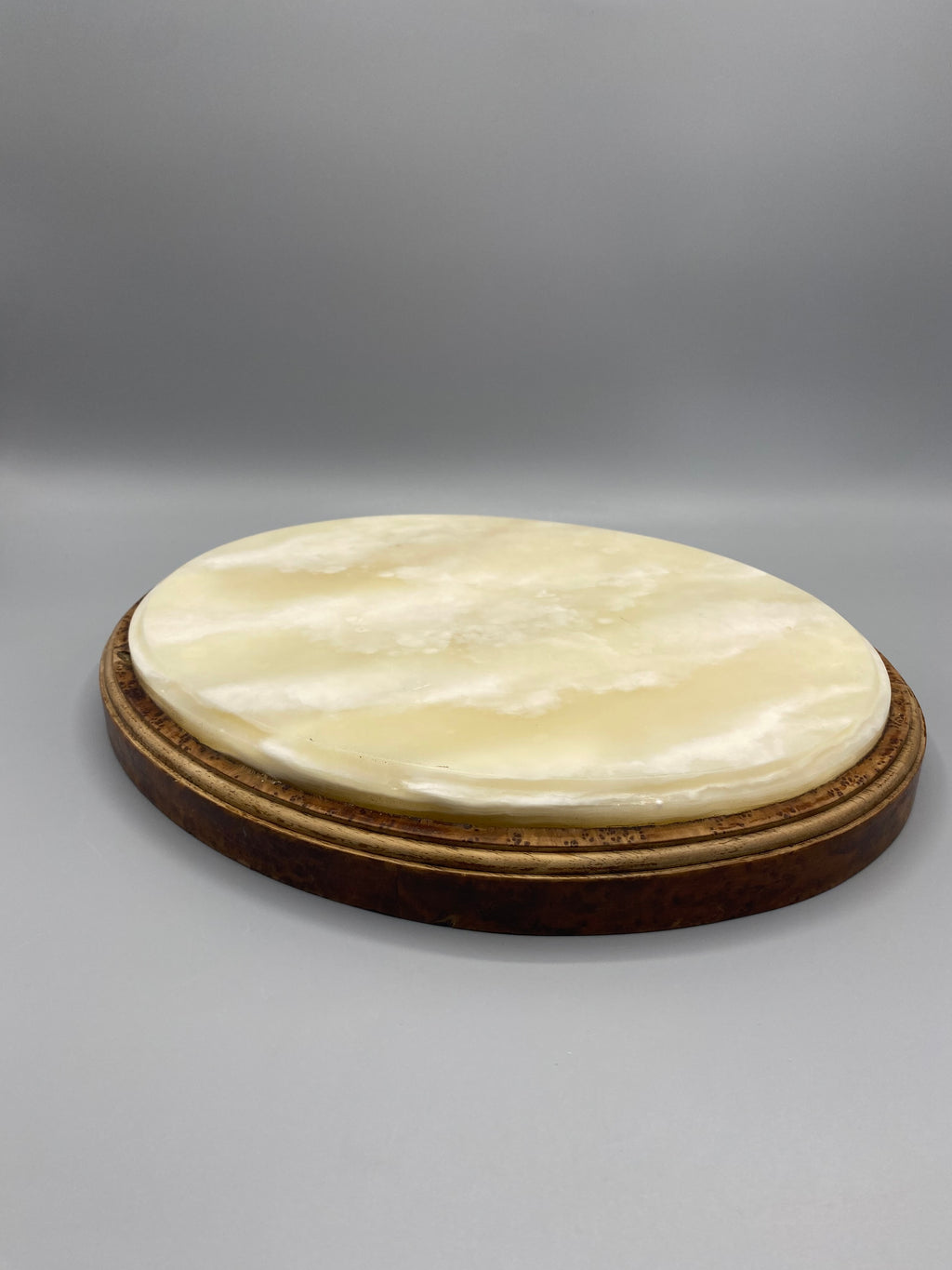 Dessous de plat ovale en albâtre et bois, vue de face