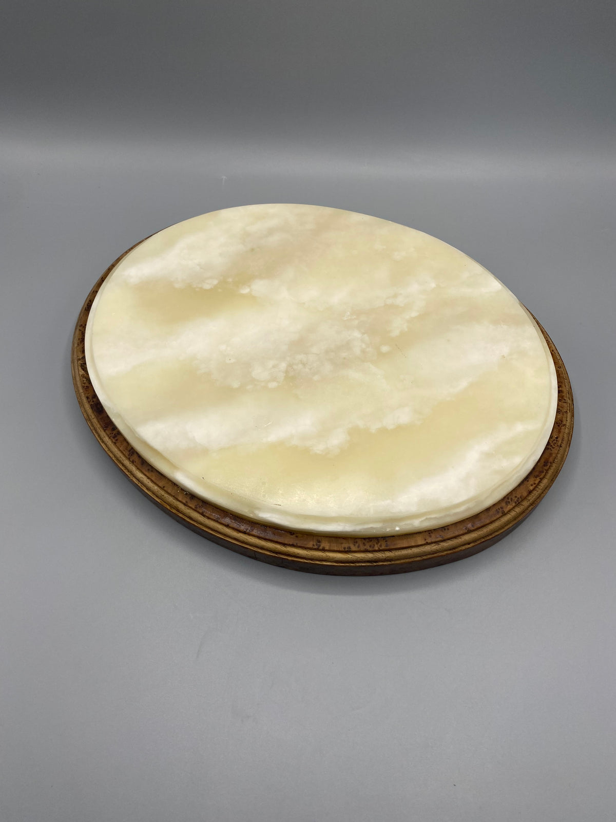 Diamètre du dessous de plat en albâtre mesuré au mètre ruban