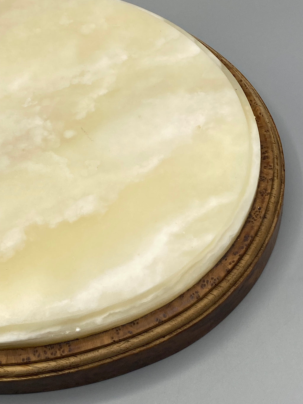 Dessous de plat en albâtre et bois, vue de profil