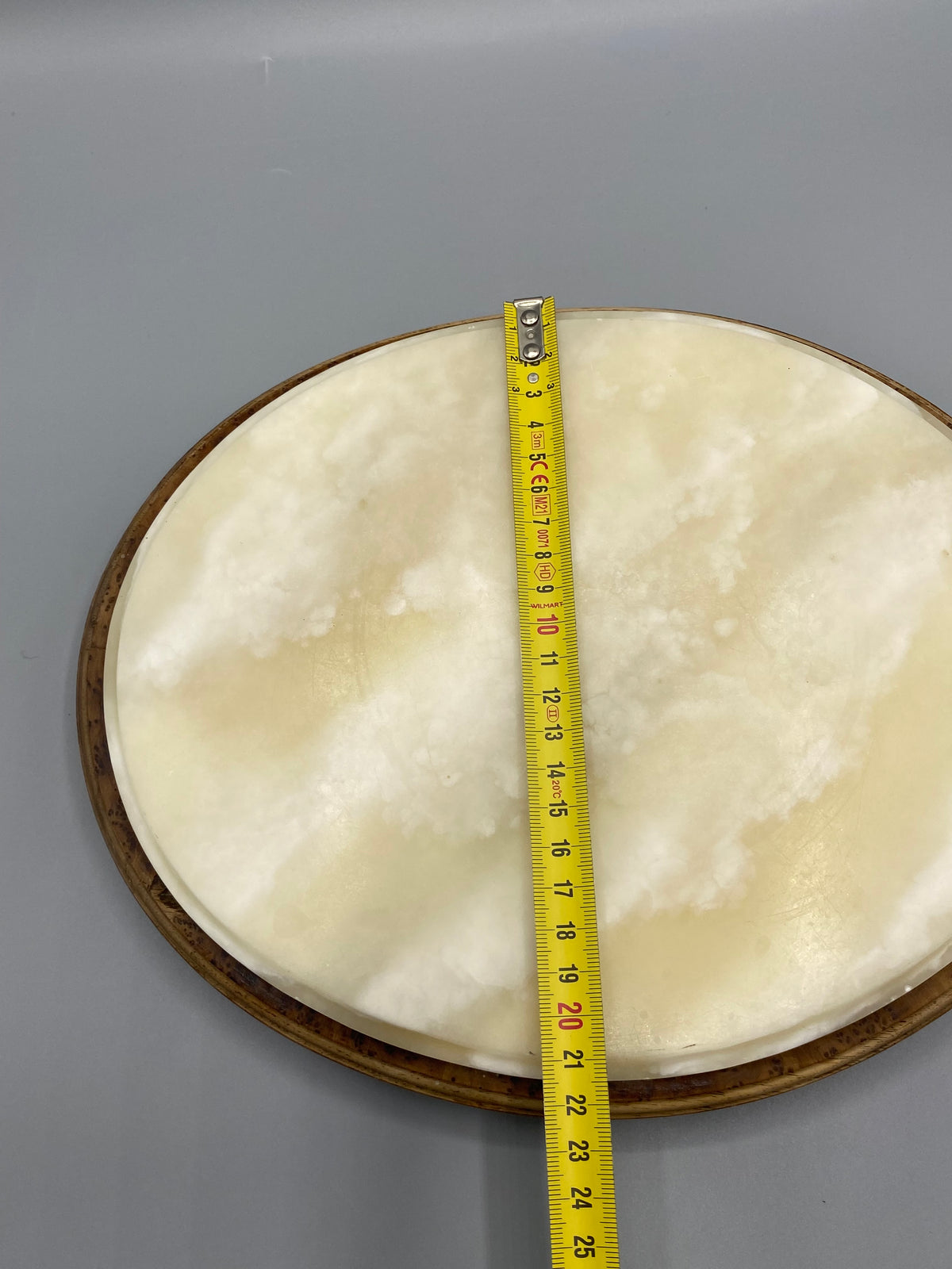 Dessous de plat en albâtre et bois, vue de trois quarts