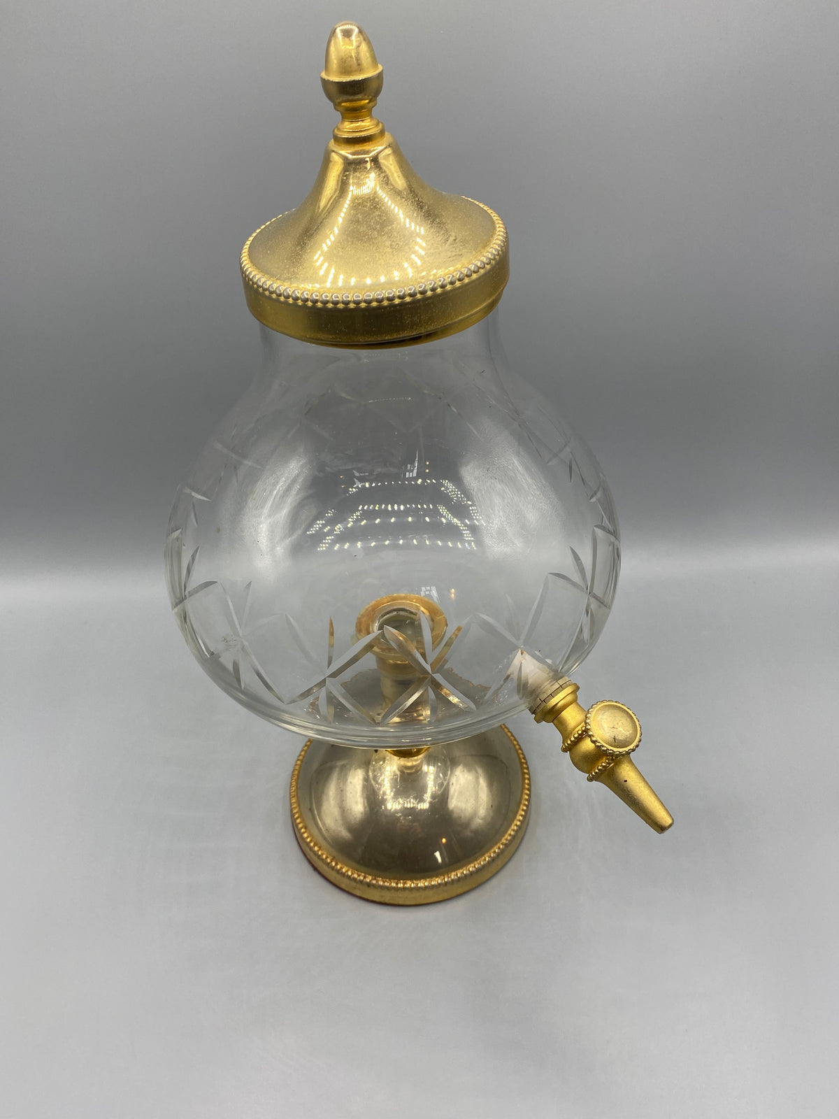 Fontaine à liqueur en verre taillé et métal doré, vue de face