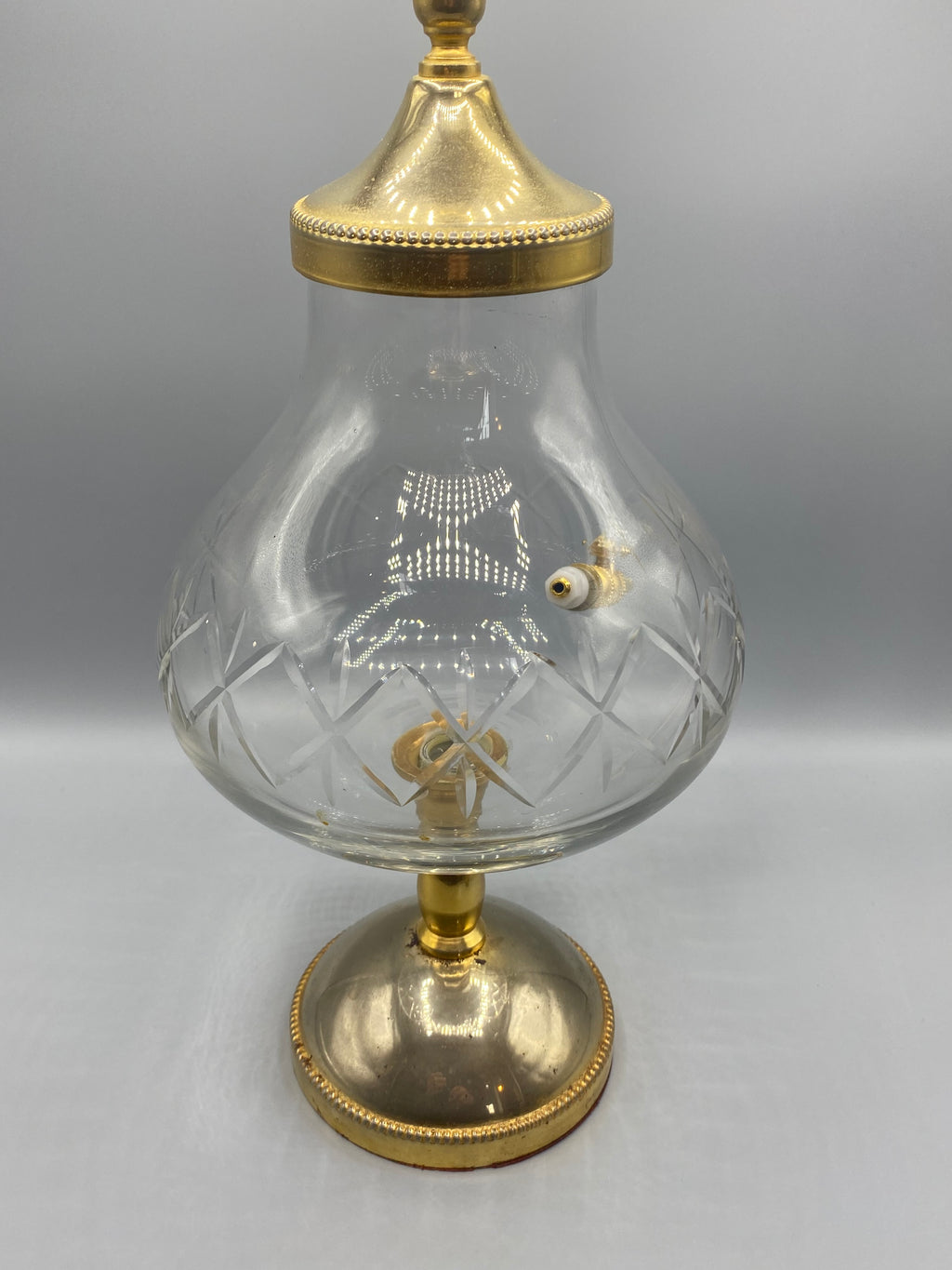 Vue de dessus de la fontaine à liqueur en verre taillé
