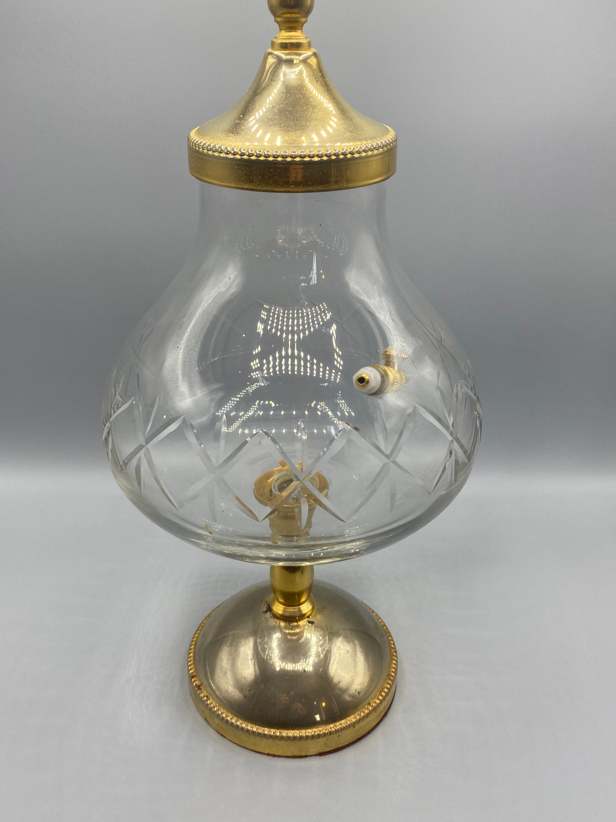 Vue de dessus de la fontaine à liqueur en verre taillé