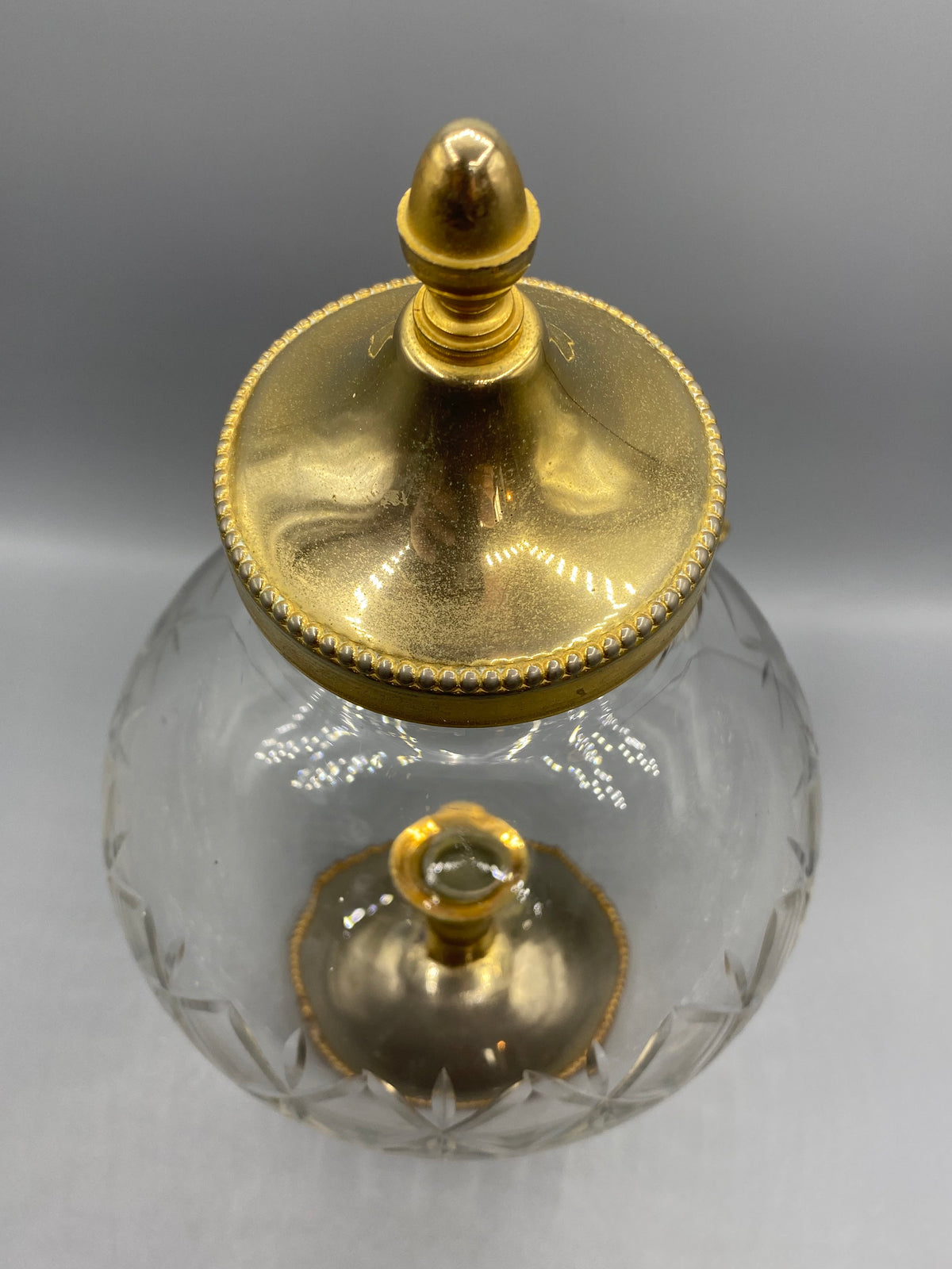 Fontaine à liqueur en verre taillé, vue générale avec couvercle