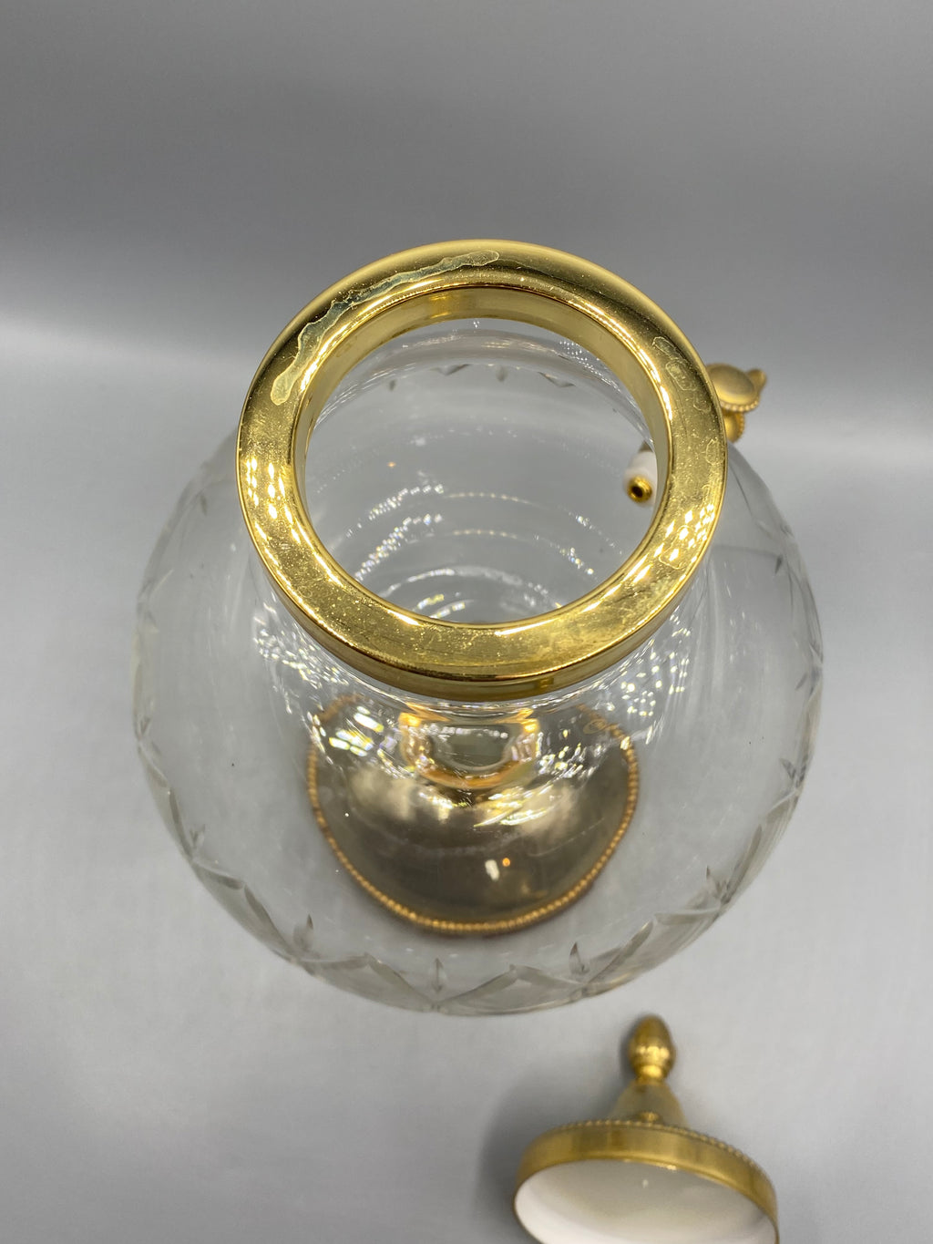 Détail du robinet doré de la fontaine à liqueur mesuré au mètre ruban