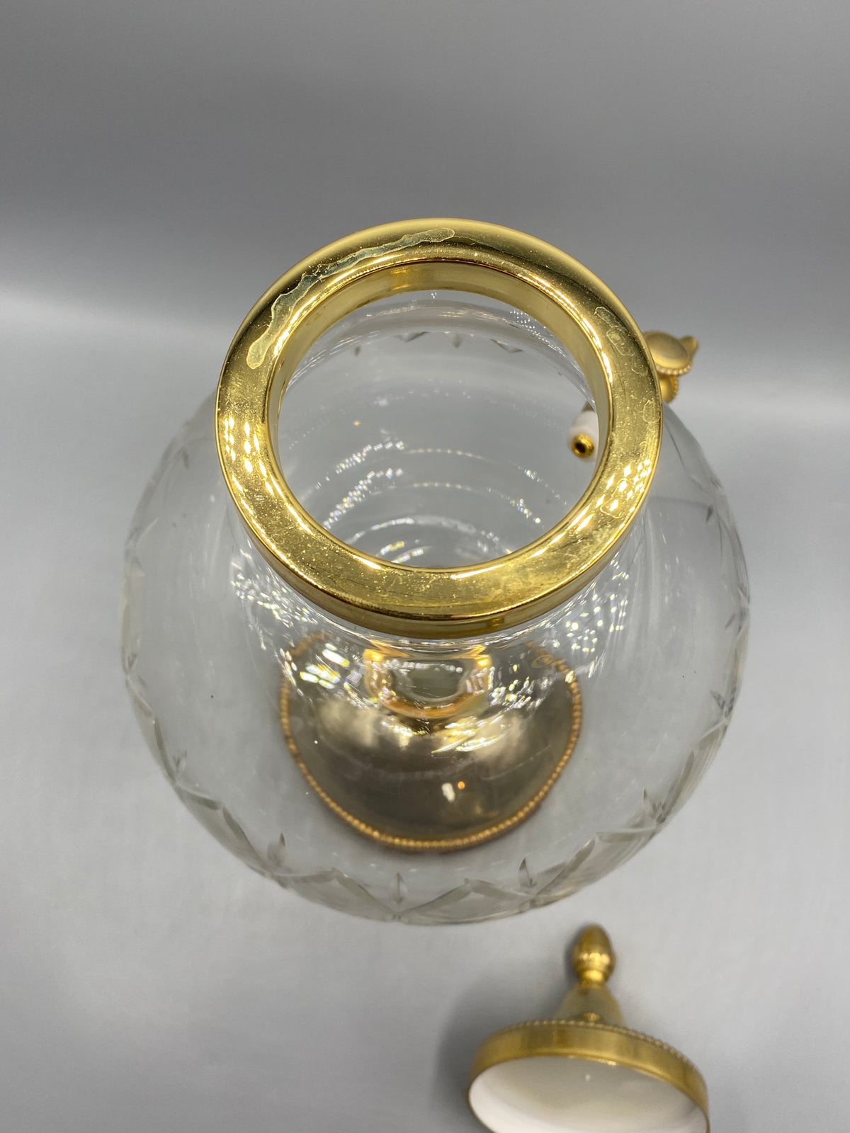 Détail du robinet doré de la fontaine à liqueur mesuré au mètre ruban