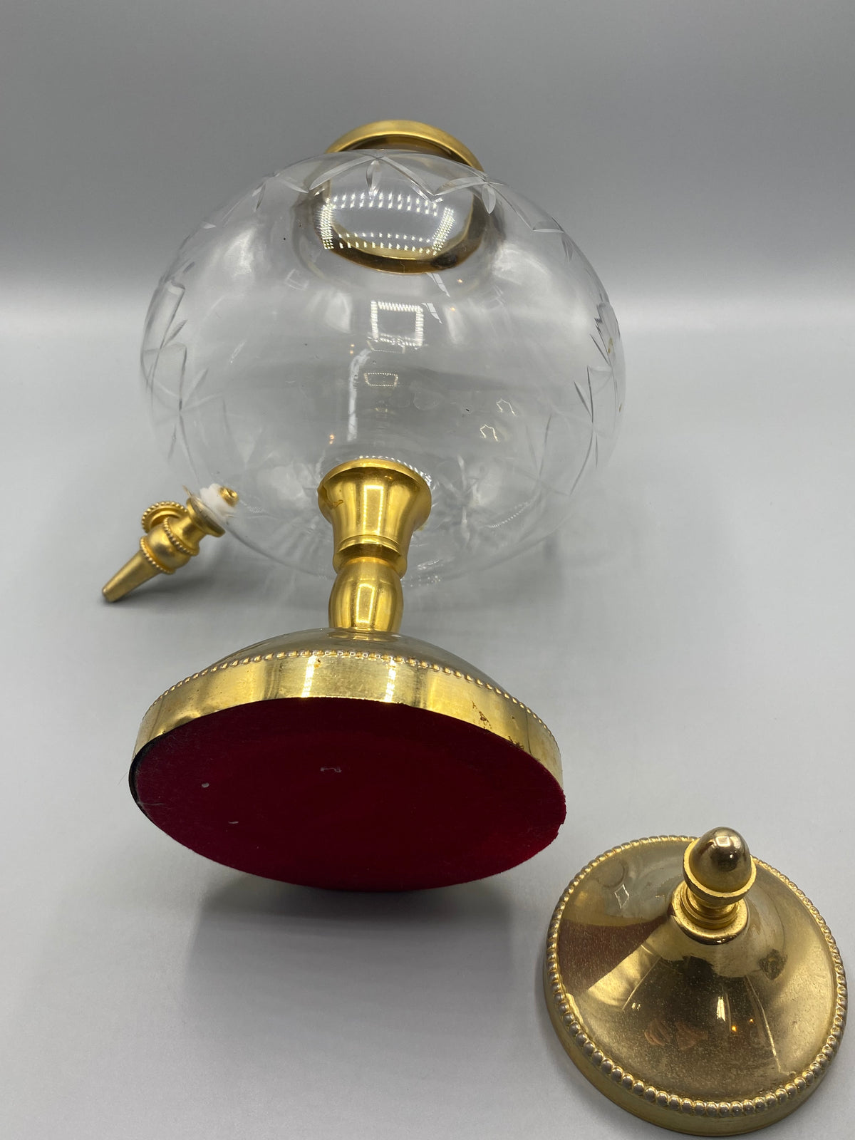 Décor taillé en croisillons du réservoir en verre de la fontaine