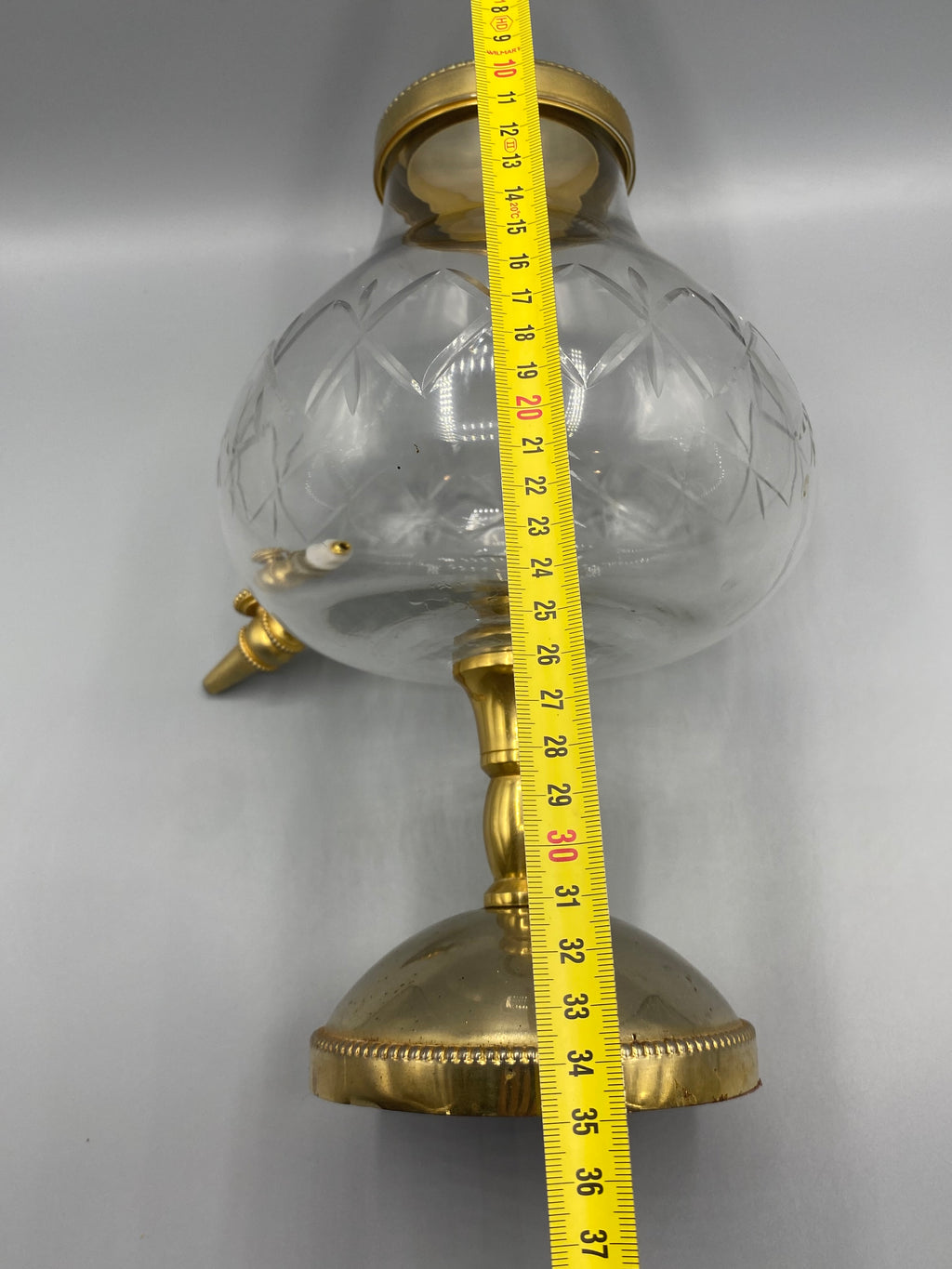 Fontaine à liqueur en verre taillé, vue de profil