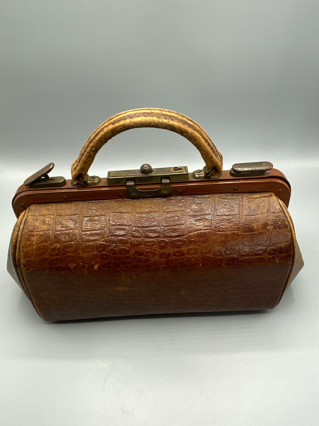 Petit sac Gladstone ancien en cuir brun vu de face, armature et poignée