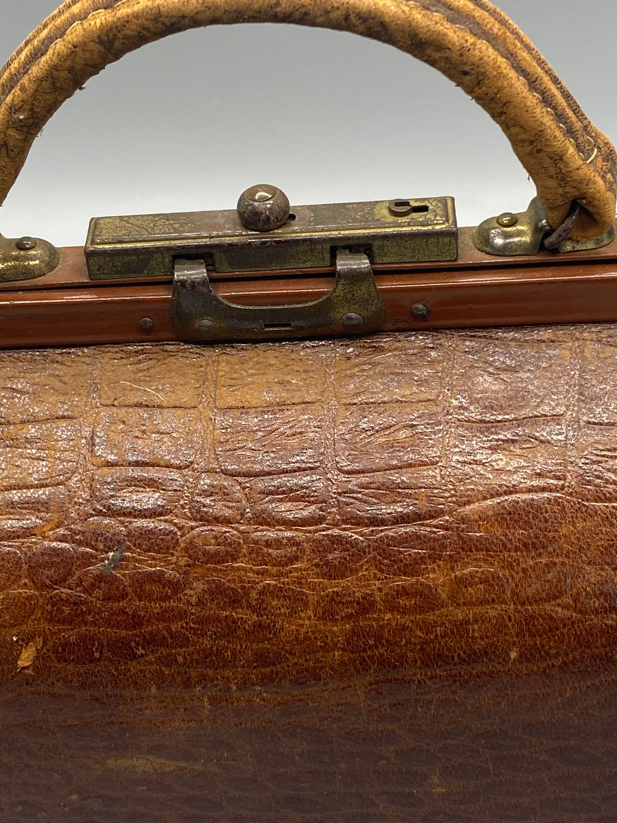 Sac ancien en cuir brun forme Gladstone vu de trois quarts